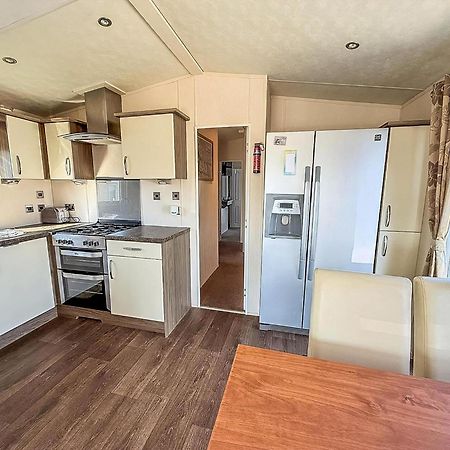 Beautiful Caravan With Decking Wifi At St Osyth Beach Holiday Park Ref 28077Dw 클랙톤온씨 외부 사진