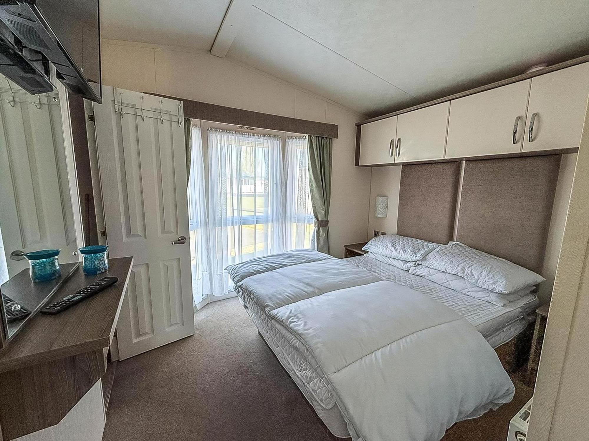 Beautiful Caravan With Decking Wifi At St Osyth Beach Holiday Park Ref 28077Dw 클랙톤온씨 외부 사진